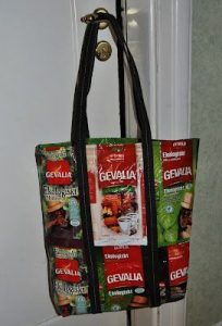 Återvunnen tygpåse gjord av Gevalia kaffepaket, hängande på en dörr.