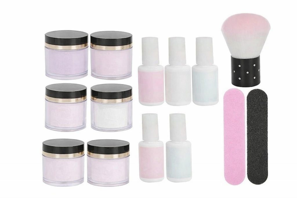 En uppsättning nagelprodukter inklusive puder, gellack, borste och filar för nagelterapi.
