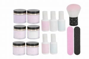 En uppsättning nagelprodukter inklusive puder, gellack, borste och filar för nagelterapi.